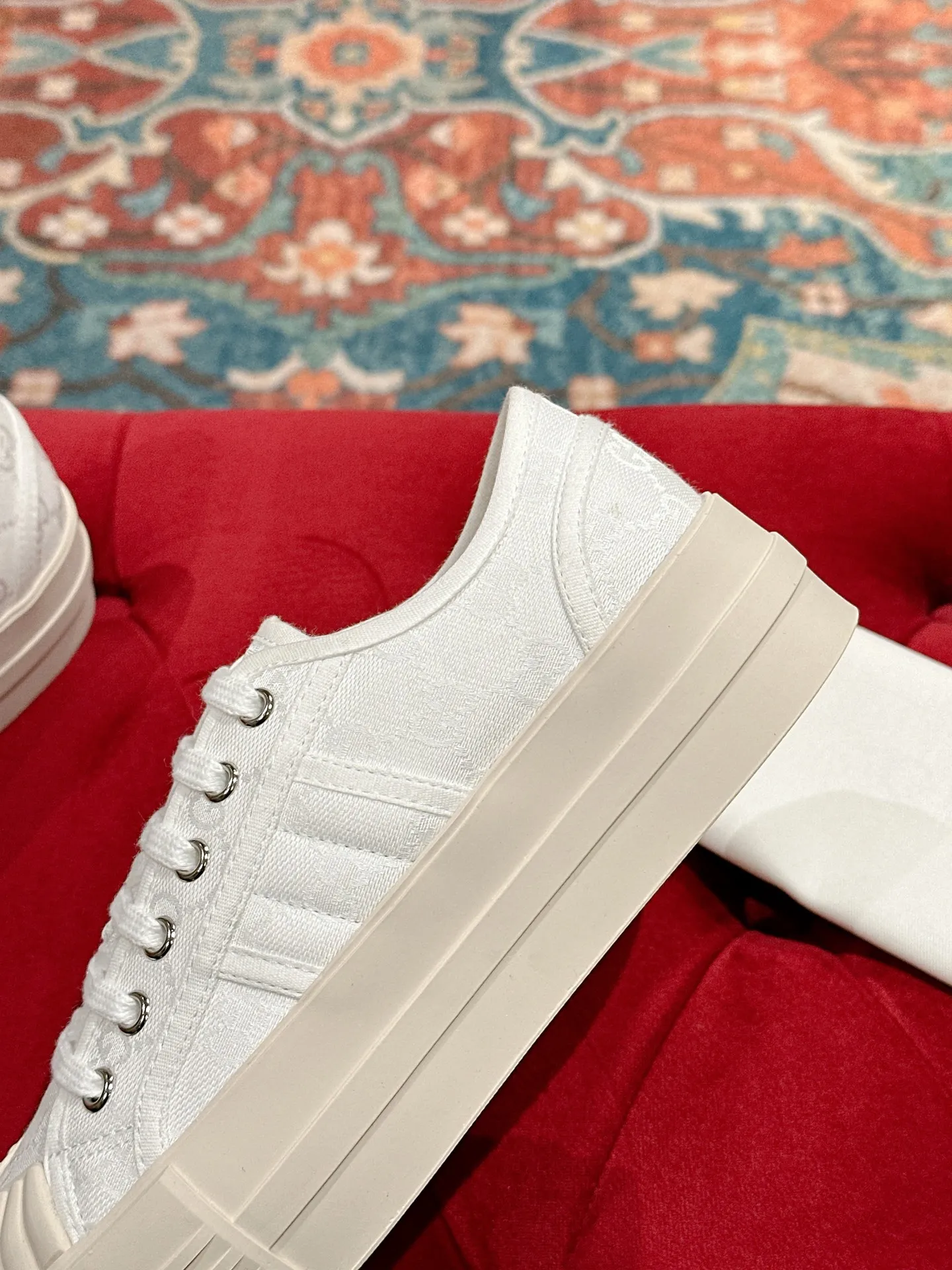 👟👟Ex-factory price 520👟👟 Women's models are new🆕 Arrival Gucci tennis 1977 classic Loft series canvas shoes... 2025 hot recommended model, G+1977×Disney cooperation series... GG canvas is made of finished products and incorporates brand elements. The retro style is rich, the classics and feelings are perfect for recall! Each color fabric developed by the original version is customized by the original version, and we pursue the ultimate in large-scale products! Market-level top version ⚠ Fabric: Customized GG cloth electric embroidery/5D washed distressed canvas Lining: Customized terry cloth lining (the feet are fitted and cannot be disassembled) Outsole: Original molded TPU two-color outsole Size: 35-40 (41 customized)